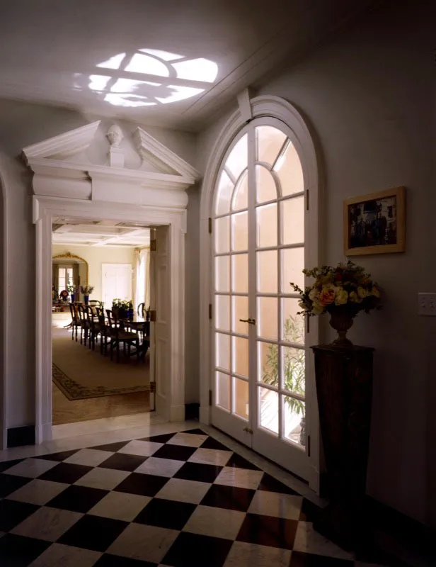 Durante la última remodelación de la casa –entre 1996 y 1997– se dobló el tamaño original del comedor, agregándosele un techo artesonado desde cuyos nichos parte la iluminación. Antonio Castañeda Buraglia