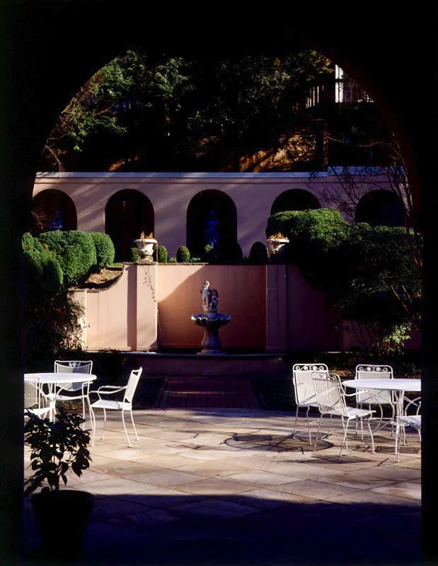 El jardín es una prueba evidente de la fascinación de los arquitectos paisajistas Innocenti y Webel por los parques italianos. De Webel son también los jardines de Blair House, residencia donde la Casa Blanca aloja a los dignatarios extranjeros. Antonio Castañeda Buraglia