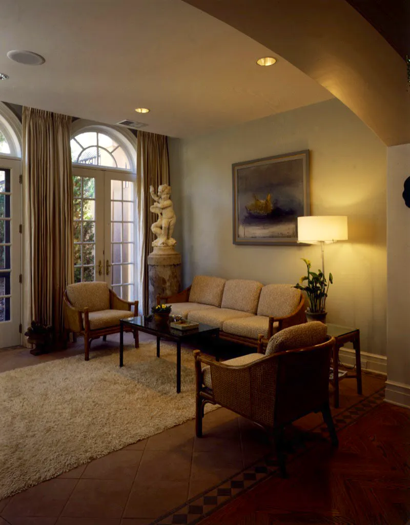 El garden room fue agregado a la sala principal cuando ésta se prolongó hacia el patio. Al centro y sobre el piso de mosaico, una mesa para café art déco, fabricada con lo que fuese la ventana de hierro de un banco de Chicago. Al fondo, una pintura del artista ucraniano Serhiy Savchenko, nacido en 1972. Antonio Castañeda Buraglia