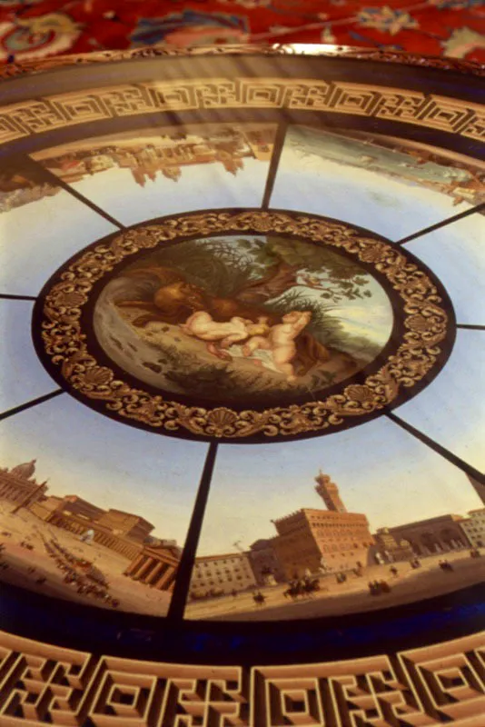 Educado en la Escuela de Bellas Artes de París, el arquitecto Murphy adhería con firmeza a los conceptos clásicos de equilibrio, pureza de línea, simetría y refinamiento en los detalles. Todo lo que este salón –con altos ventanales sobre la avenida Massachusetts– derrocha. Antonio Castañeda Buraglia