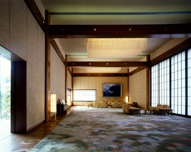Por su amplitud, este gran salón se usa para recepciones, cenas y presentaciones. En la pared del fondo cuelga el cuadro Clouds Arising in the Deep Mountain del artista nipón, conocido internacionalmente, Kaii Higashiyama. El ambiente otoñal del salón se enfatiza mediante el uso de alfombras de lana –tejidas a mano– con motivos de hojas y de los dibujos de juncos del papel mural, también tejido. Los shoji o persianas de papel que cubren las ventanas le dan a la sala un clásico toque japonés. Antonio Castañeda Buraglia