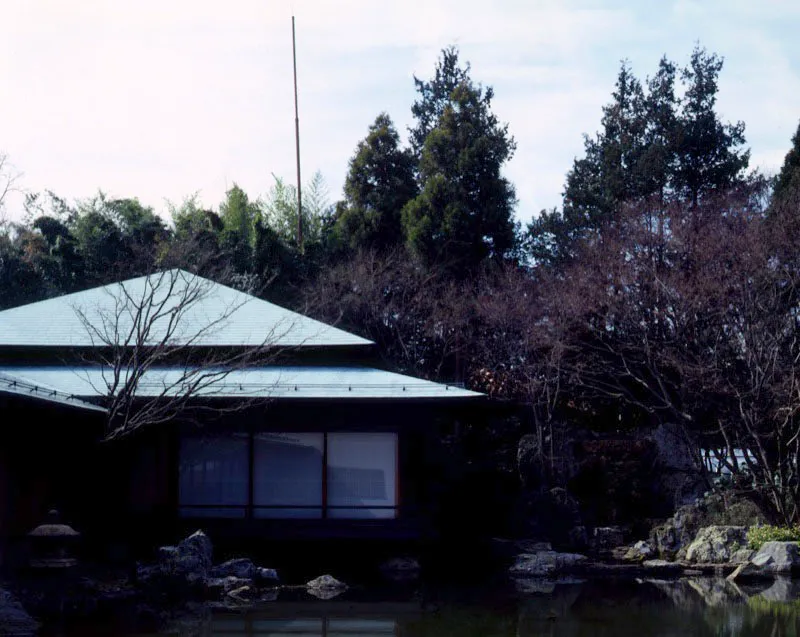 Uno de los lugares más característicos de la residencia del embajador es la ochashitsu o casa de té. El diseño de la construcción contempla materiales nativos del Japón, como el cedro. Se emplea, primordialmente, como un lugar para efectuar la ceremonia del té ante invitados. El cautivante jardín estilo japonés que rodea la estructura, está dominado por una gran laguna que crea la ilusión de que la casa de té está flotando.
Antonio Castañeda Buraglia