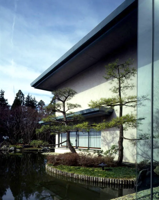 Uno de los lugares ms caractersticos de la residencia del embajador es la ochashitsu o casa de t. El diseo de la construccin contempla materiales nativos del Japn, como el cedro. Se emplea, primordialmente, como un lugar para efectuar la ceremonia del t ante invitados. El cautivante jardn estilo japons que rodea la estructura, est dominado por una gran laguna que crea la ilusin de que la casa de t est flotando.
 Antonio Castaeda Buraglia