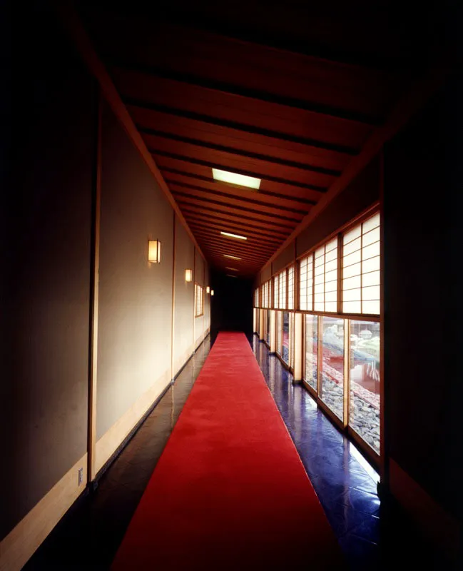 Este interminable pasillo, que da hacia el jardín japonés, une el edificio principal con la ochashitsu. La alfombra roja que lo cubre contribuye a hacerlo aún más dramático. Antonio Castañeda Buraglia