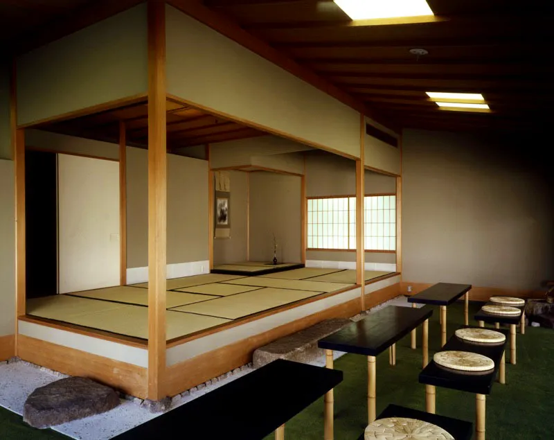 El nombre de la casa de té de la residencia es “yu–yu–an”, que significa “lugar de relajamiento”. La estructura ejemplifica la arquitectura japonesa tradicional, pero no está inspirada en ninguna casa específica del pasado. De hecho, combina elementos de variados estilos tales como el área tradicional de tatami (piso de paja tejida), con la de banquetas y mesas (el estilo ryurei de la ceremonia). Antonio Castañeda Buraglia