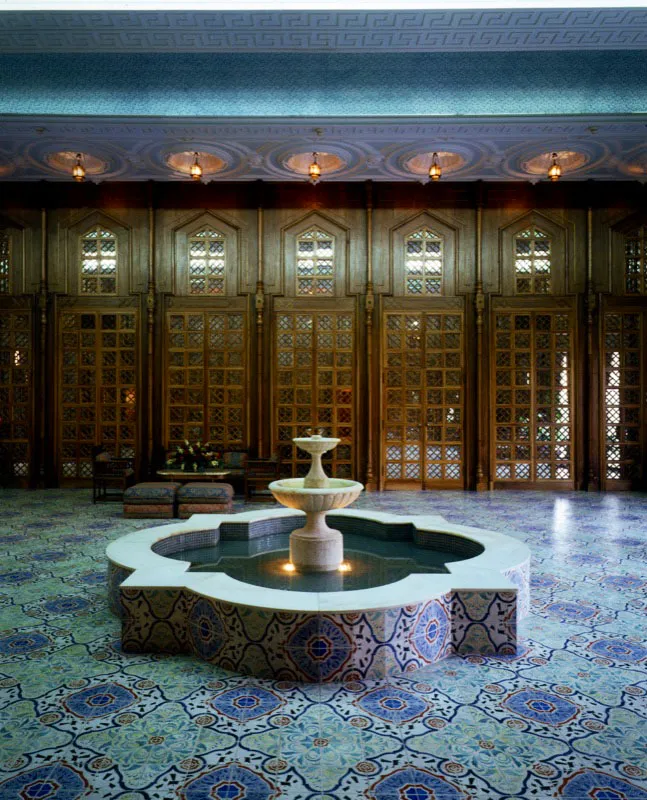 El gran vestíbulo o loggia está decorado con lámparas de cristal de Baccarat traídas de un museo de la India. Sus paredes están recubiertas enteramente de nogal tallado a mano –el mosaico tiene un total de 37 mil piezas– y los espejos multiplican el espacio. Los azulejos del piso, en azul y blanco, se repiten en la delicada fuente de agua, diseñada especialmente para la embajada en Italia. Ésta contribuye a generar un ambiente de paz y tranquilidad. Antonio Castañeda Buraglia