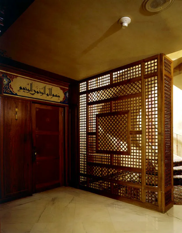 Schwab, el arquitecto, diseñó los exteriores. Según él, hasta siete profesionales participaron en la decoración interior. La versión oficial de la cancillería menciona dos: un italiano nacido en Egipto y un libanés. Dos o siete, poco importa. La experiencia de atravesar las diversas salas –cada una con un ambiente distinto– constituye un verdadero crucero cultural. Antonio Castañeda Buraglia