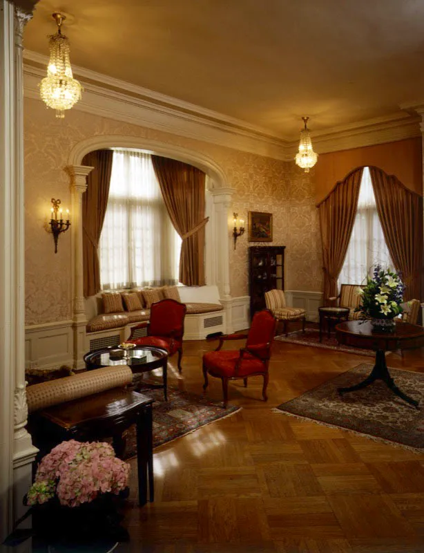 Las paredes están recubiertas en seda adamascada y decoradas con variados paisajes de famosos artistas libaneses, tales como Saliba Douaihy, Omar Onsi y César Gemayel. Cuatro lámparas de cristal inundan la sala de luz. Los muebles son franceses y sobre el piso de encina alfombras orientales de vivos colores. Antonio Castañeda Buraglia