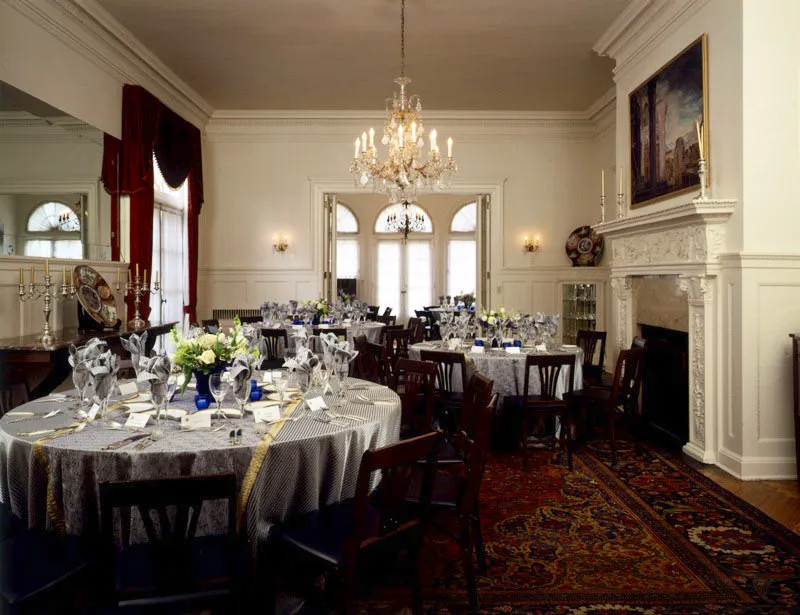 Mesas dispuestas para 60 invitados. El comedor iluminado por una gran araa de cristal tiene pisos de parquet y muros enchapados en madera. Antonio Castaeda Buraglia