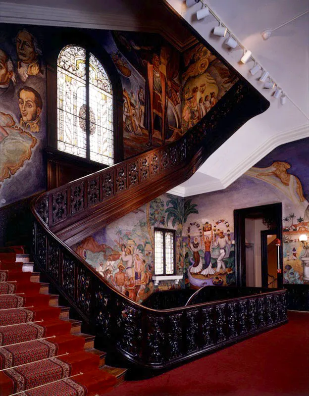 La pintura de los murales fue el primer cambio drástico que el Gobierno mexicano introdujo en la mansión MacVeagh. Estas obras, que describen escenas del diario vivir y de la historia del país, nos conducen a los salones franceses del segundo piso y a la fascinante biblioteca británica del tercero, en los cuales la decoración original –con gran sabiduría– se conserva intacta. Antonio Castañeda Buraglia