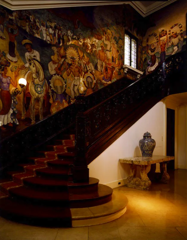 La integración cultural se inicia desde el mismo vestíbulo de entrada. Empezando por un altar colonial que recibe al visitante y continuando por los murales que pintó, en 1933, a lo largo de los tres pisos, el artista Roberto Cueva del Río, discípulo de Diego Rivera. La sola tensión que se crea entre éstos y la escalera inglesa de encino es ya algo que amerita la visita a esta espléndida casa. Antonio Castañeda Buraglia