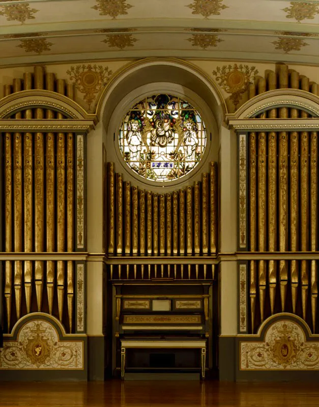 Uno de los grandes orgullos del instituto es este descomunal órgano a cañones de la sala de música. La habitación fue restaurada hace algunos años por especialistas mexicanos del Instituto Nacional de Bellas Artes. Antonio Castañeda Buraglia