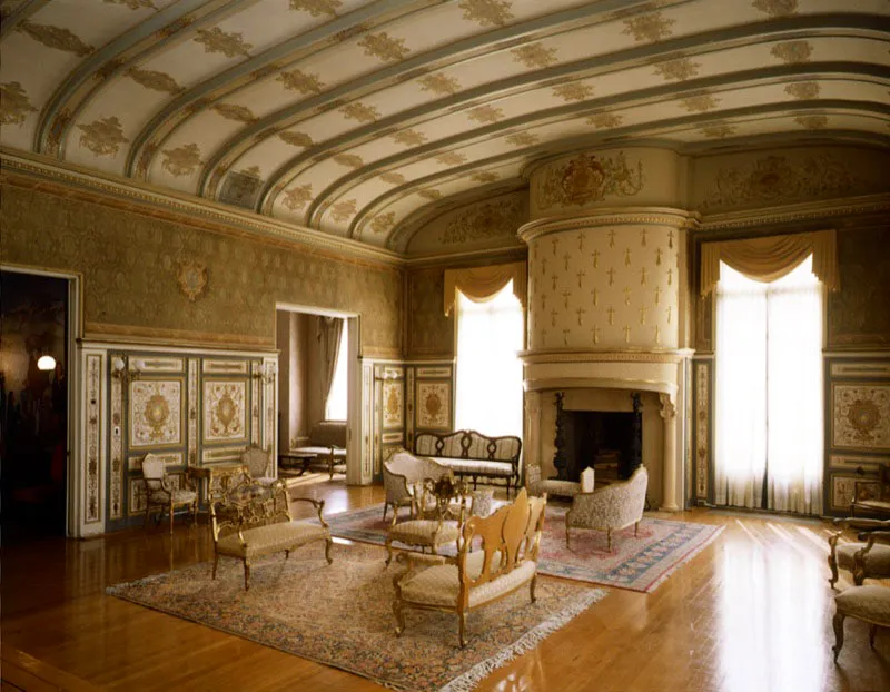 El salón de música estaba considerado como la más lujosa habitación de esta residencia. El modelo que se tuvo en mente cuando se lo diseñó fue el salón para los mismos efectos del castillo Fontainebleau. La curvatura de sus paneles –estilo francés y pintados a mano–convierten esta gran habitación en la más perfecta y elegante caja de resonancia. Ideal por su acústica para actuaciones individuales –tenores, sopranos– o la serie de conciertos que, de manera permanente, ofrece el Instituto Cultural Mexicano. Antonio Castañeda Buraglia