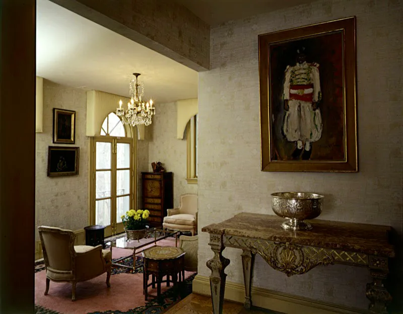 En el sunroom se repite el patrón de decoración donde antigüedades europeas y mesas árabes de marquetería se funden armónicamente. Un sitial privilegiado ocupa la pintura del conocido artista marroquí Hassan El Glaoui, famoso por sus brillantes colores y libertad de movimiento. Antonio Castañeda Buraglia