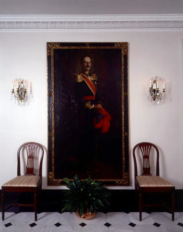 En el foyer, retrato del rey Haakon VII, por Brynjulf Strandenaes, artista noruego que emigró a Estados Unidos hacia 1915. En el Palacio Real de Oslo cuelga uno similar.
Antonio Castañeda Buraglia