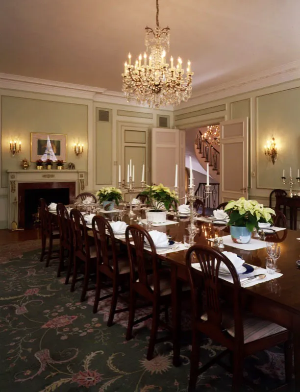Los muebles del comedor fueron confeccionados específicamente para la nueva embajada, en 1931, por Edvard Eriksen, un conocido carpintero noruego de Trondheim. La alfombra persa también fue comprada para la inauguración de la residencia. Los candelabros victorianos que están sobre la mesa fueron adquiridos posteriormente. El tallado en madera sobre la chimenea se titula Vampire, obra del artista Edvard Munch. Antonio Castañeda Buraglia