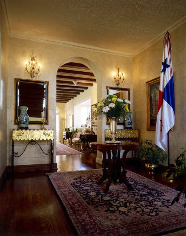 Sin tener el gran tamaño de otras sedes diplomáticas, la residencia de la Embajada de Panamá es la casa amplia, de escala humana, en un vecindario exclusivo, con acabados de primera calidad, patio, terraza y piscina, de un acaudalado matrimonio norteamericano. Antonio Castañeda Buraglia