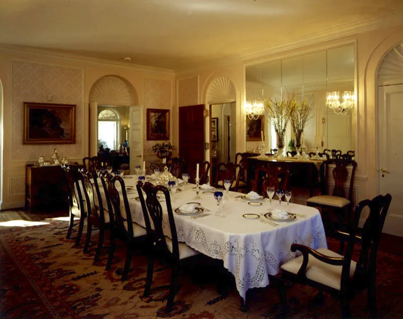 En este comedor la pared que no est cubierta con papel de seda lo est con espejos. Al fondo se alcanzan a ver dos de las tres obras del pintor panameo Roberto Lewis, considerado el padre de la plstica panamea, a quien el embajador Ernesto Jan De la Guardia se las encarg al poco tiempo de adquirir la nueva sede. Antonio Castaeda Buraglia