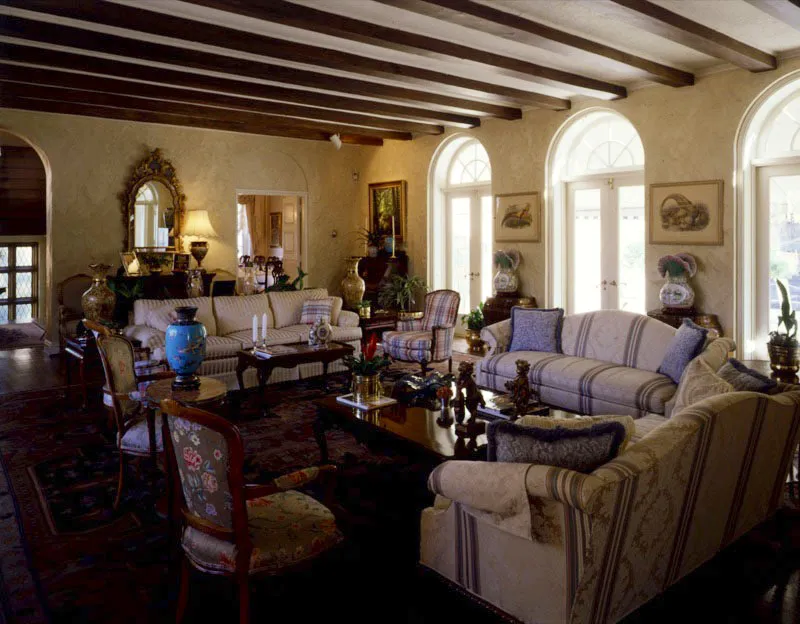 La mezcla entre Oriente y Occidente, que se da a lo largo de la casa, alcanza su grado máximo en la sala principal. Es más, el gran encanto de esta residencia está en que, gracias a la disposición de las piezas antiguas y modernas, autóctonas e importadas, unas y otras coexisten sin desentonar. Si algún adjetivo le calza a esta propiedad es el de acogedora. Antonio Castañeda Buraglia