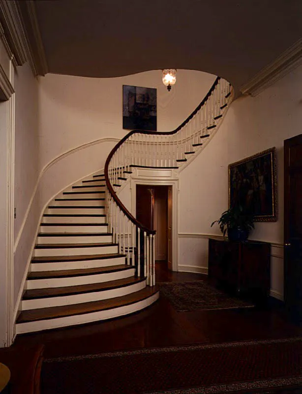 Escalera de roble que conduce a las habitaciones privadas. En el descanso, leo del pintor peruano contemporneo Pedro Caballero. En el vestbulo oval de la entrada y sobre la cmoda de madera, La adoracin de los reyes magos, pintura colonial de la escuela cuzquea. Antonio Castaeda Buraglia