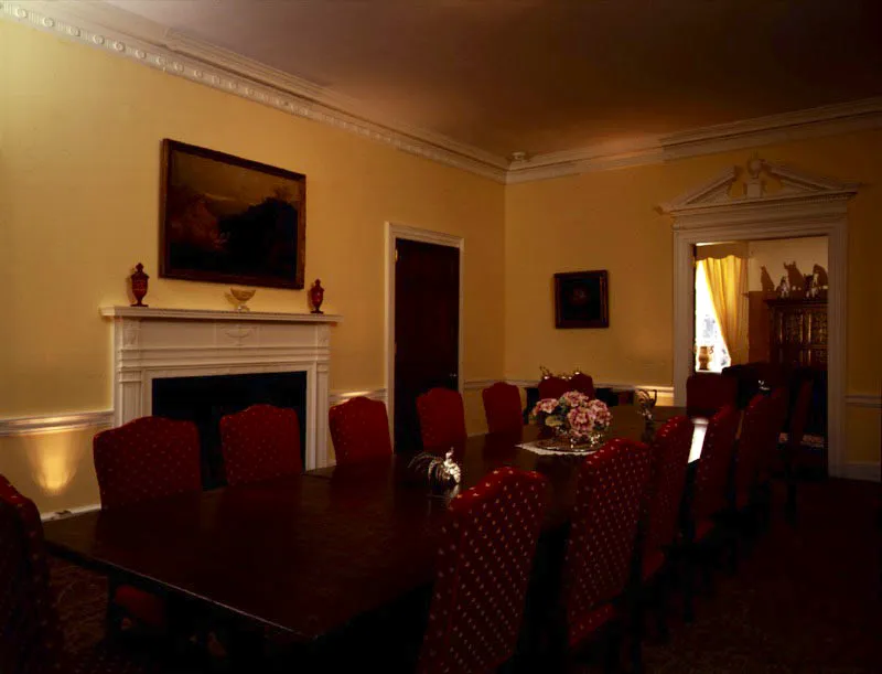 Esta mesa del comedor principal ha sido fiel testigo de la inigualable culinaria peruana, de sus clsicos cebiches, sus tiraditos, sus alfajores. Sobre ella, una sopera y un par de gallos de pelea de Camusso en plata martillada, trabajos tradicionales en la renombrada platera peruana, propiedad del embajador Alan Wagner. Al fondo, el cuarto del desayuno, donde destaca un ropero antiguo de madera tallada. Encima de l, los codiciados Qonopa o toritos de Pucar. Antonio Castaeda Buraglia