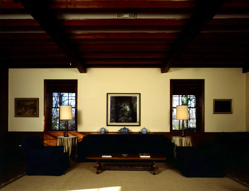 Lo más característico de la sala de música es su techo de vigas al aire. Al fondo los óleos Gran sacerdote de Armando Villegas; Street Scene, Lima de F. Stratton; y Plaza de Acho de M. Aldana. Antonio Castañeda Buraglia