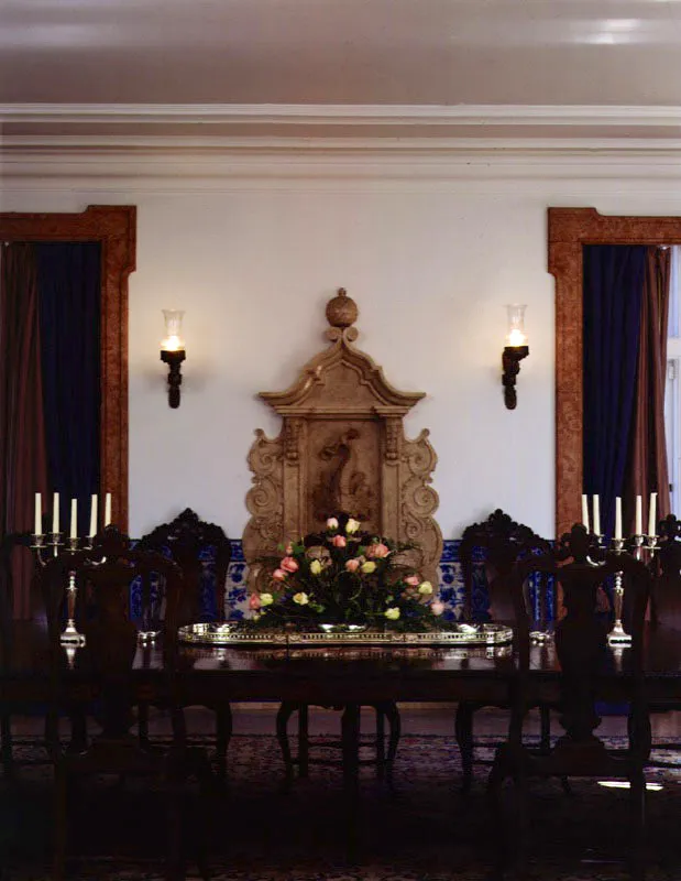 El comedor constituye la más portuguesa de las habitaciones. De Portugal es el mármol en la fuente, los azulejos de las paredes, la platería de la mesa y la maravillosa alfombra de Arraiolos, tejida a mano, que cubre el piso. Los muebles de palo de rosa y los asientos de cuero fueron especialmente ordenados al Museo de Artes Decorativas Ricardo Espírito Santo. Antonio Castañeda Buraglia