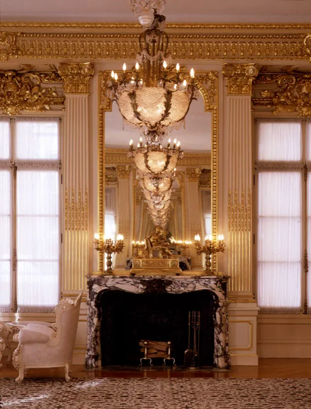 En el espectacular Salón Dorado todo lo que brilla es oro; mejor dicho, lámina de oro. Al punto de que cuando en 1933 se solicitó al famoso arquitecto y diseñador de interiores neoyorquino Eugene Schoen que modernizara la embajada, su declaración tajante fue que respetaría hasta el último de los rizos del más diminuto de los cupidos. El efecto multiplicador de las arañas de luces a través de los espejos enfrentados fue un recurso muy utilizado en las mansiones de esa época. Antonio Castañeda Buraglia