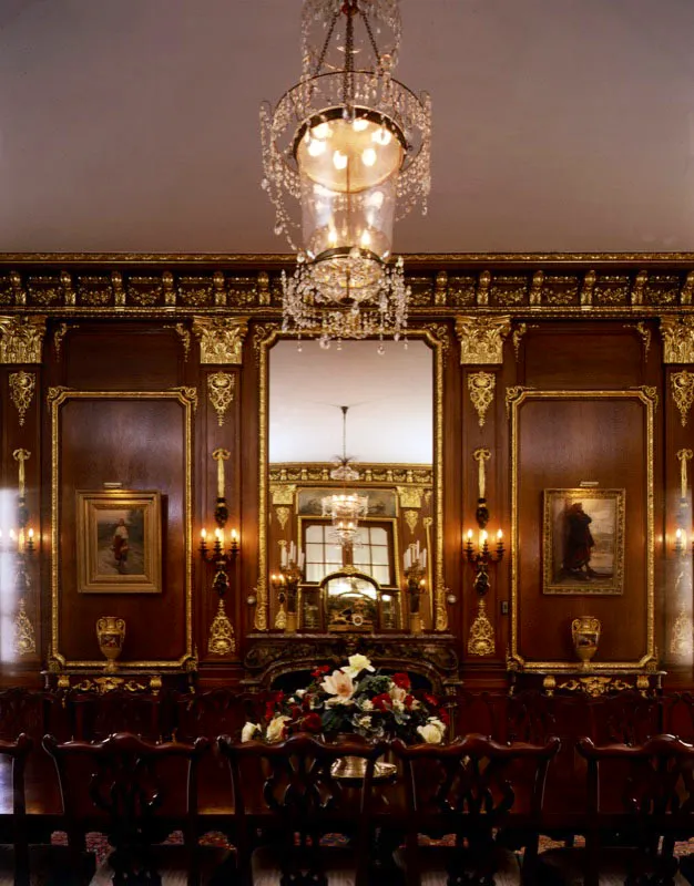 La gran lámpara del comedor es uno de los objetos más valiosos de la embajada. Si bien de apariencia moderna, documentos fechados en 1934 la describen como “una antigua araña de luces del siglo XVI, realizada con gran esfuerzo por artesanos venecianos”. Su globo se considera como uno de los más grandes soplado porser humano alguno. Antonio Castañeda Buraglia