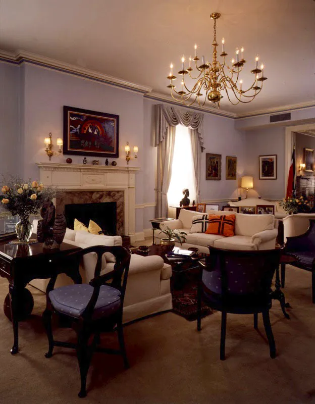 En el Salón del Embajador se enfatiza la unión del país después de la liberación, encarnada en el nuevo escudo y en la diversidad de artesanías, pinturas, cestería y tejidos que la decoran, que hablan de un país feraz al expresarse. La mayoría de los muebles son estilo tradicional sudafricano. Antonio Castañeda Buraglia