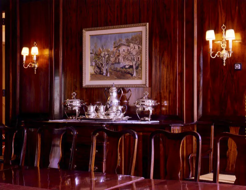 La madera de los muebles del comedor, de sus paredes, del escritorio de la embajadora y de varios armarios y estanterías que se encuentran en la casa, es de por sí tema aparte. Denominada stinkwood (Cootea bulsta) por el olor penetrante que despide recién cortada. Solamente en la embajada en Londres se encuentra otra habitación semejante a ésta. Antonio Castañeda Buraglia