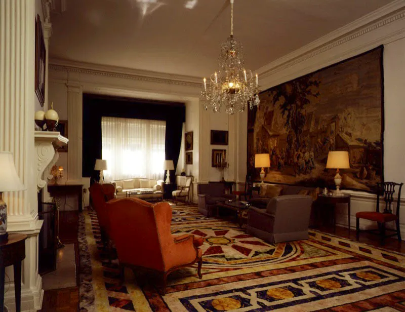 Anteriormente esta sala de estar era una biblioteca. En ella se destaca una maravillosa alfombra tejida en la Real Fbrica de Tapices de Madrid y la araa de luces de la famosa cristalera de La Granja, cerca de Segovia. El tapiz de la pared es flamenco, del siglo XVIII, originalmente tejido para el Palacio Real en Madrid.  Antonio Castaeda Buraglia