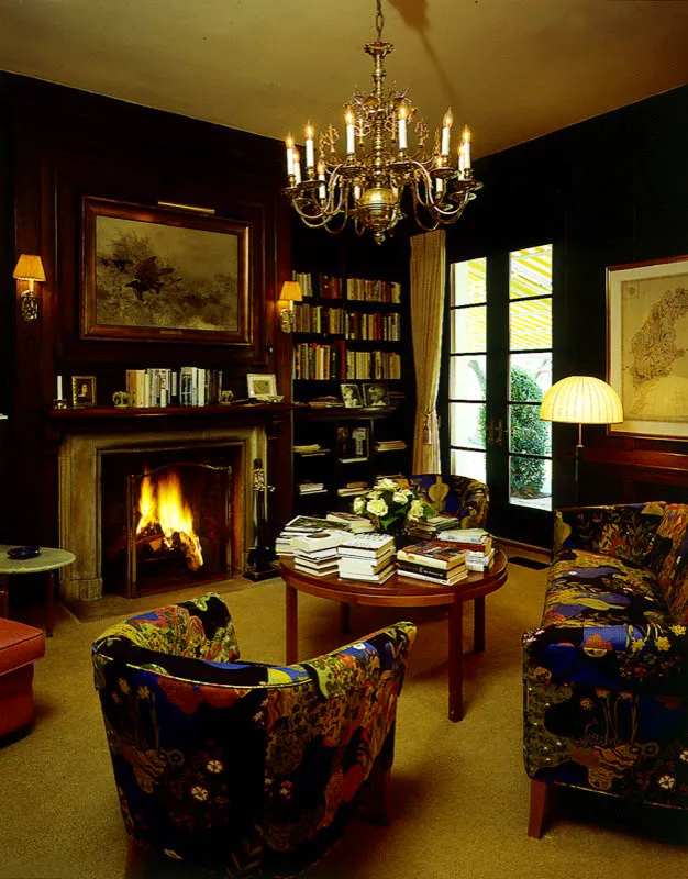 En la biblioteca, el mayor impacto lo produce la audaz tela del sofá y sus sillas compañeras. Diseñada por Josef Frank, el arquitecto austríaco que llegó a Estocolmo en 1930 e hizo época con su personalísima visión en materia de muebles, lámparas, vidrios y textiles. Sobre la chimenea, Attacking Goshawk, pintura de Bruno Liljefors (1860-1939), un renombrado artista sueco especialista en animales y vida salvaje. Antonio Castañeda Buraglia