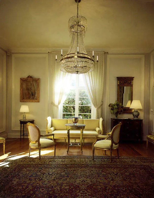 El estilo Gustavian –rey Gustavo III, 1746-1792– en que está arreglado el salón principal, incluye desde el mobiliario hasta el espejo y la lámpara del techo. El tapiz de la pared corresponde a un retrato del rey Gustavo III, realizado por un artista desconocido.
Antonio Castañeda Buraglia