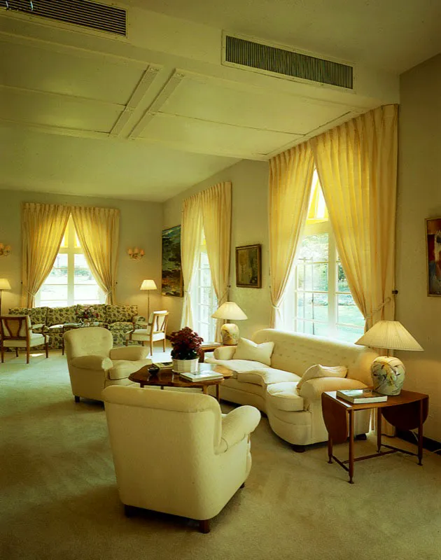 Esta sala, más conocida como el sunroom, está íntegramente decorada con mobiliario realizado por diseñadores suecos contemporáneos. Las lámparas en cerámica son de la artista Cilla Adlercreutz. El cuadro del fondo es obra de Björn Wessman. Antonio Castañeda Buraglia
