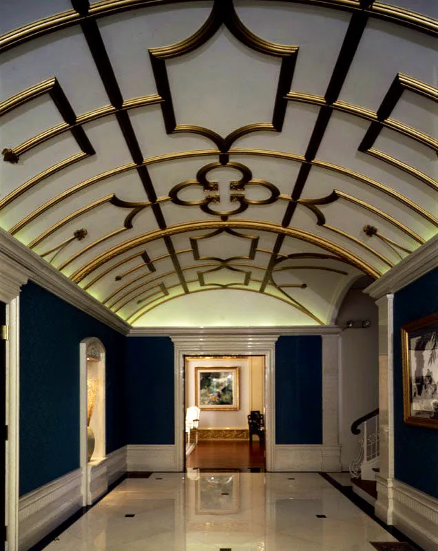 El foyer deslumbra por los dorados arcos en relieve que cruzan su cielo raso y el fuerte contraste que se establece entre la tela verde oscuro que recubre los muros y el mármol que, generosamente, se distribuye entre el suelo, los marcos de las puertas y los nichos. Todo hecho en China. Antonio Castañeda Buraglia