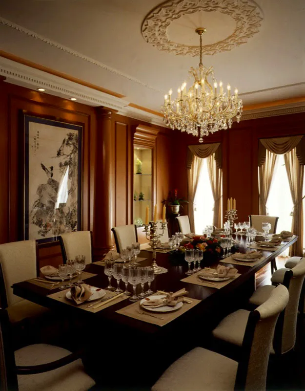 Frente a la entrada del comedor se encuentra una pintura que representa flores y pájaros del renombrado artista Ren Bonian. En la mesa–puesta con cubiertería y cristales a la más típica usanza occidental– no faltan los habituales palillos orientales, delicadamente colocados. Antonio Castañeda Buraglia