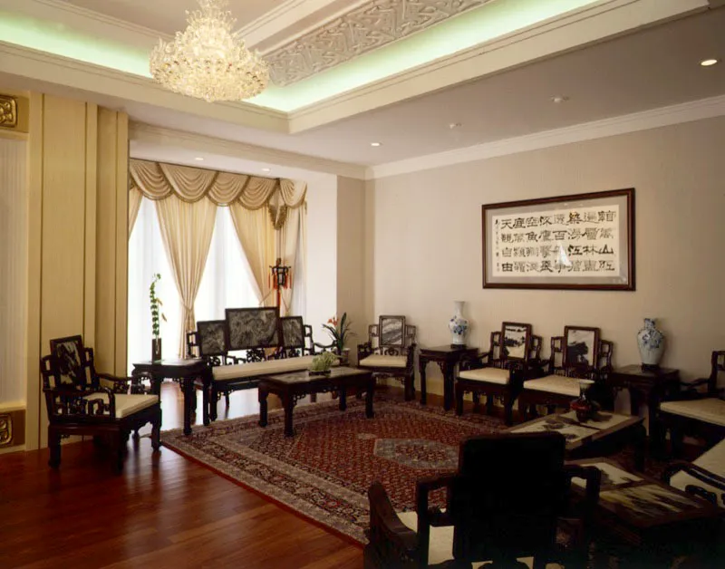 Conforme a la política de apertura al mundo exterior, la sala principal de la residencia de los embajadores de la República Popular China tiene dos ambientes claramente demarcados. Uno en el más tradicional estilo chino con muebles de caoba y mármol. Otro, en el extremo, en estilo europeo. El chino lo preside esta pieza del famoso calígrafo Liu Bingsheng. Antonio Castañeda Buraglia