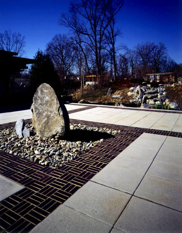 En medio del patio sobresale una gran piedra. Y es que las piedras son infaltables en las casas coreanas donde la naturaleza cumple un papel determinante. Los mosaicos geométricos que la rodean acentúan la decoración del período Baek-je. Antonio Castañeda Buraglia