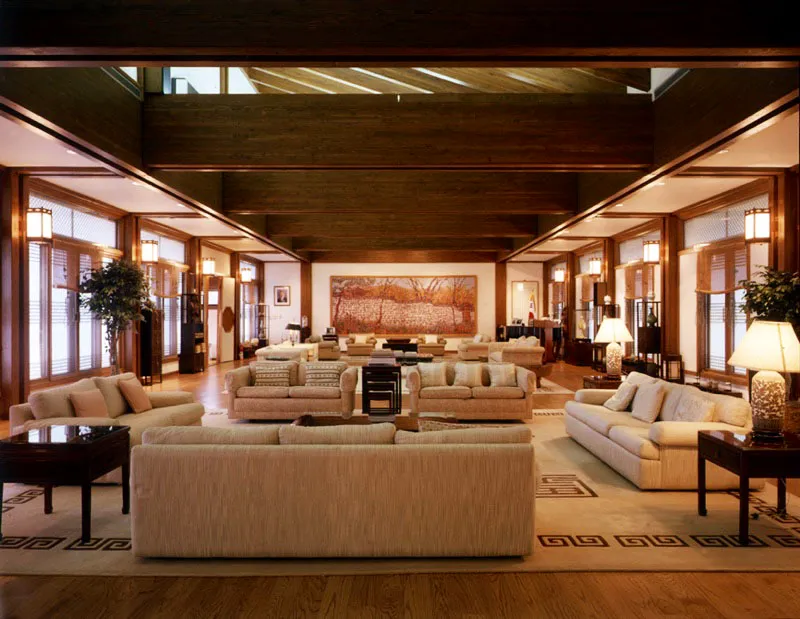 Gran salón que se emplea para atender huéspedes y celebrar diferentes eventos. Tanto la decoración como los muebles integran aquí elementos modernos y tradicionales. Ventanas y lámparas fueron concebidas siguiendo el modelo de las halladas en antiguos templos y palacios coreanos. Antonio Castañeda Buraglia