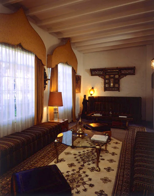 La forma alargada del Salon Tunisien o salón de té recuerda la forma tradicional de una habitación en el patio de una casa tunecina, explica Faika S. Atallah, esposa del embajador y gran anfitriona. Sobre la pared, el bellísimo Marfaa, antiguo anaquel de madera tallado, pintado y con incrustaciones de vidrio, que se usaba para colgar las espadas y rifles. Una linda alfombra de la variedad llamada Alloucha, cubre el suelo. La antigua lámpara de pie, de inspiración “orientalista”, está hecha en bronce y representa a un hombre con turbante sosteniendo una antorcha.
Antonio Castañeda Buraglia