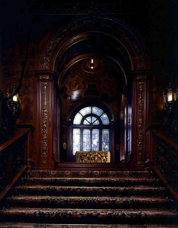 La escalera, con su elaborada baranda tallada, nos lleva a un rellano iluminado por un gran vitral donde alguna vez estuvo el busto de Mustafa Kemal Ataturk, héroe nacional y fundador de la república. La escultura se encuentra ahora en la cancillería de la avenida Massachusetts, unas cuadras más arriba. Antonio Castañeda Buraglia