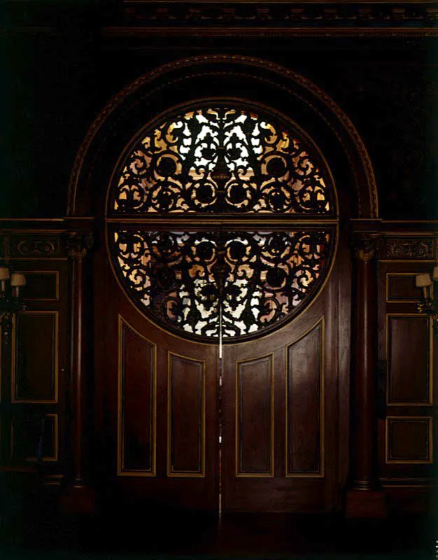 Las puertas dobles del espectacular salón de baile están adornadas con una celosía circular.
Antonio Castañeda Buraglia