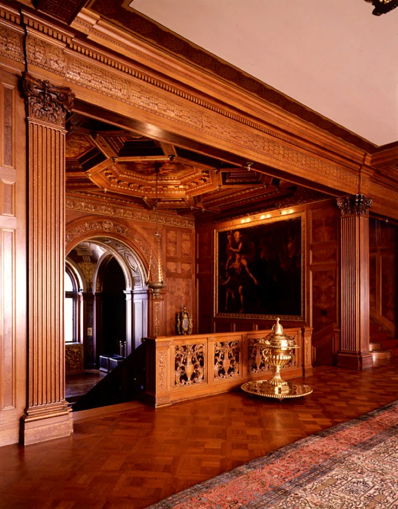 Una escalera de doble retorno, adornada con dos pinturas de Bronzino, del siglo XVI, realizadas directamente sobre la pared, conduce a la sala de recepciones con piso de teca importado de China, el cual adorna una alfombra turca. Del techo, ribeteado con tallas al estilo corintio, cuelgan dos antiguas lmparas de bronce. Una enorme mesa de caoba ocupa el lugar central del saln. Entre los descansos de la escalera hay un gran brasero de bronce decorado con medias lunas, smbolo de la nacin turca. Antonio Castaeda Buraglia