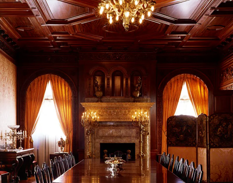 Por un corredor abovedado salimos al comedor donde un friso de madera sirve de base para la repisa del buffet. Las paredes están tapizadas con un diseño floral barroco en rosa y blanco. Tres juegos de puertas dobles dan acceso a la sala de recepciones, la despensa del noroeste y el corredor. Antonio Castañeda Buraglia