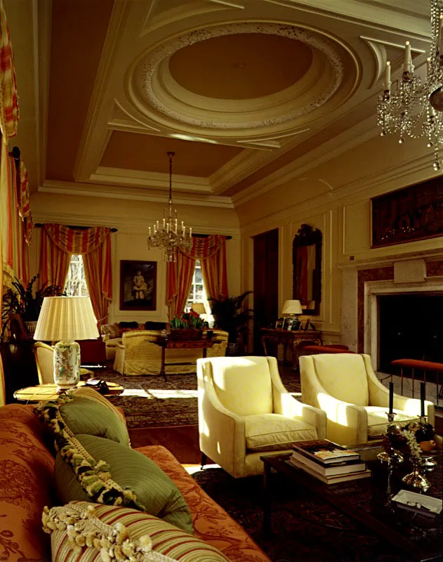 En la luminosa sala principal se destacan las pinturas de lady Gertrude Fitzpatrick, de la escuela sir Joshua Reynolds (1774-1841); uno de los espejos Chippendale y una de las doradas y ornamentadas consolas estilo George I. La alfombra Lavar Kirman tiene recuadros en caligrafía islámica con citas de poetas y profetas persas. Antonio Castañeda Buraglia