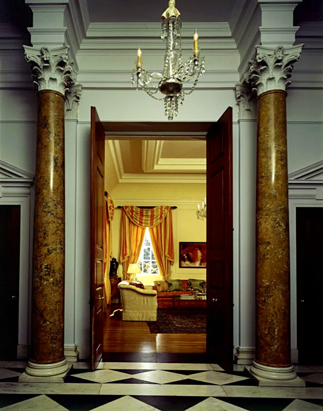 El salón principal, visto desde el corredor y enmarcado por dos columnas con capiteles corintios. Al fondo, The Red Tea Pot, pintura de Alexandr Achanov, propiedad de lady Meyer. Antonio Castañeda Buraglia