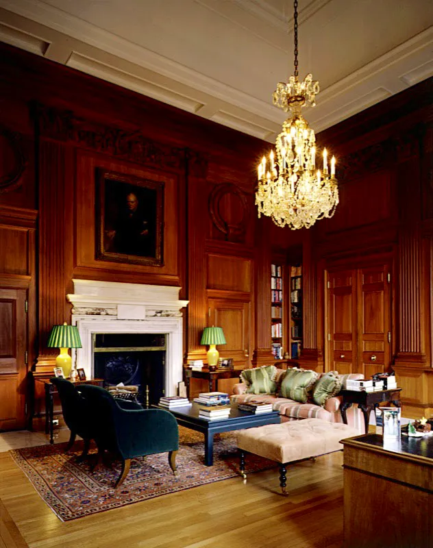 Sir Winston Churchill, por Julian Lamar. El elegante estudio-biblioteca del embajador es un cubo casi perfecto con paneles simétricos de madera. Acanaladas columnas corintias enfatizan su altura, al igual que lo hace su techo abovedado. Para el trabajo de madera se utilizó liquidámbar, variedad del árbol del caucho que se da en California. Los tallados de las pilastras simbolizan el poder, la riqueza y el conocimiento. Antonio Castañeda Buraglia