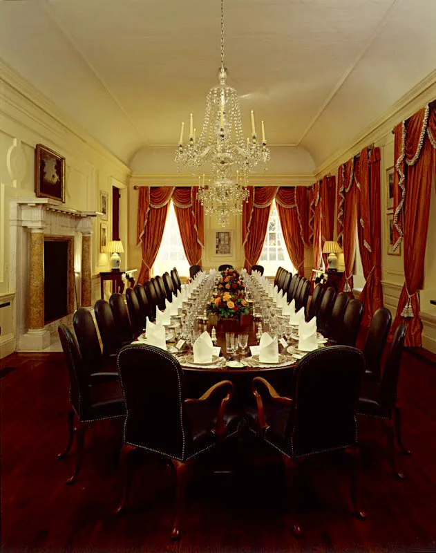 Tanto las sillas de nogal, como la mesa de caoba para 34 personas y las laterales pertenecen a diferentes estilos del siglo XVIII. Platería, cuchillería y lámparas de candelabros estuvieron anteriormente en las embajadas británicas de Lisboa y La Haya. A Washington llegaron en 1893 cuando la legación adquirió rango de embajada. Antonio Castañeda Buraglia
