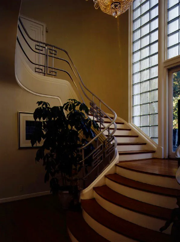 Una de las dos alas de la escalera, de claro estilo art déco. Antonio Castañeda Buraglia